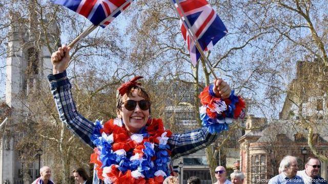 一名庆祝英国脱欧的民众（图源：DPA）