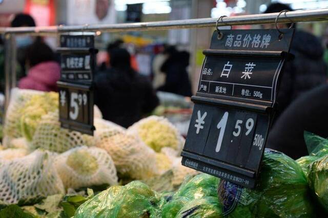 市场监管部门检查物价上涨，白菜还是“白菜价”