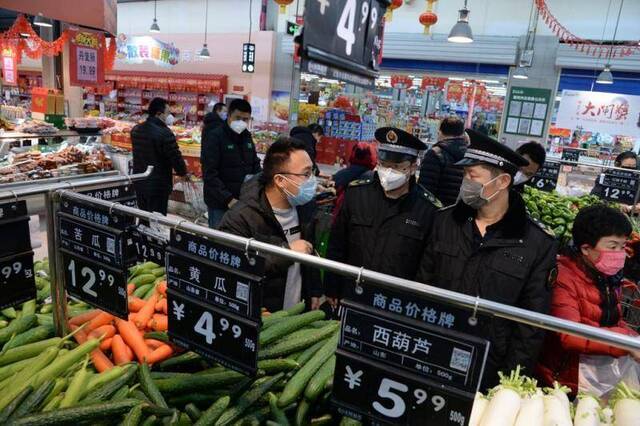 市场监管部门检查物价上涨，白菜还是“白菜价”