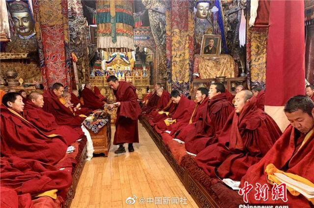 西藏拉萨大昭寺众僧为疫区诵经祈福(图)