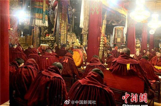 西藏拉萨大昭寺众僧为疫区诵经祈福(图)