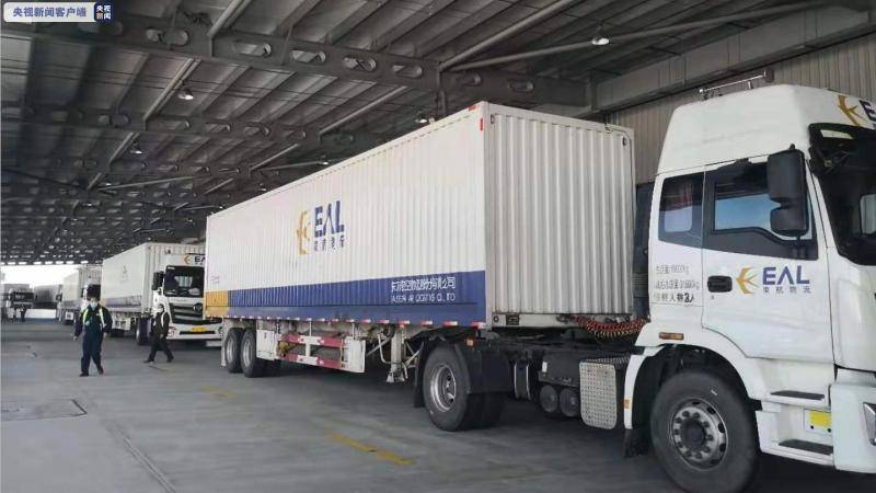 上海首批包机运输38万余套进口防控物资抵达