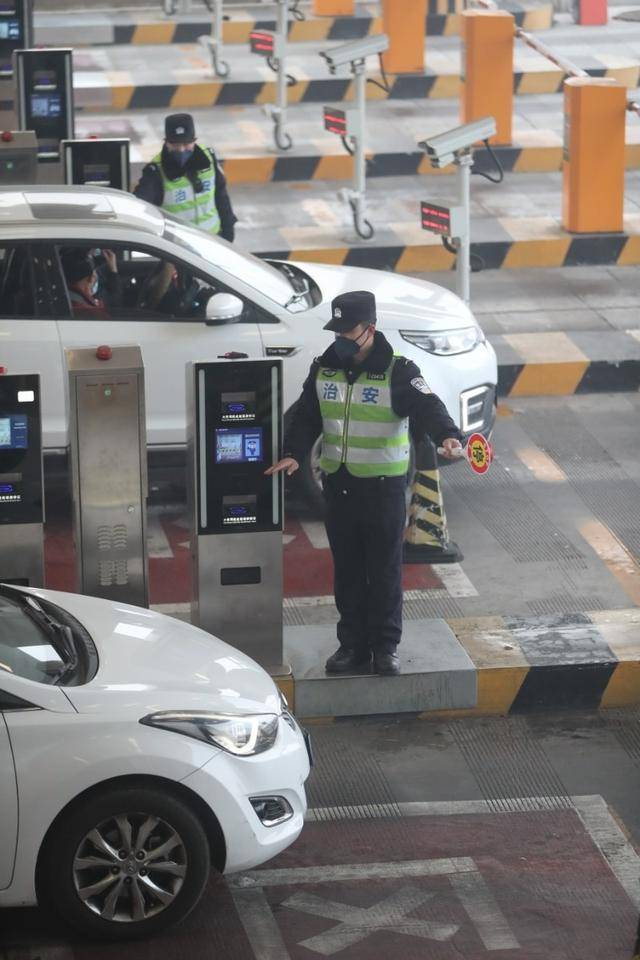 北京市界检查站民警：一线全员上岗 全天候“战疫”