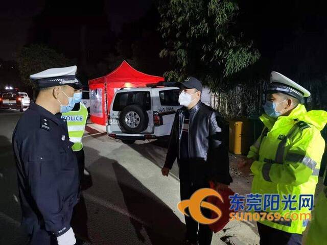 防疫暖新闻 “我有2000个口罩，送给你们交警大队吧！”