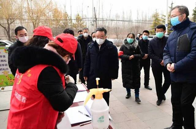 唐仁健在临洮县调研社区疫情联防联控工作