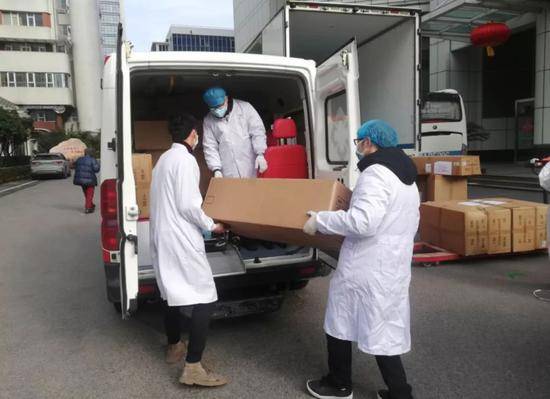  2月1日，武汉协和医院内，医护及工作人员正在搬运物资