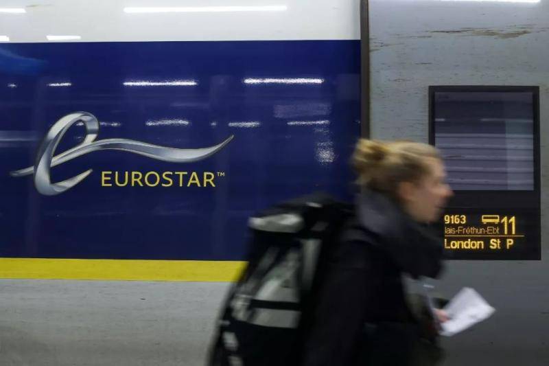  1月31日晚，在比利时布鲁塞尔南站，一名乘客准备乘坐当天从布鲁塞尔开往伦敦的最后一班“欧洲之星”列车。新华社记者张铖摄