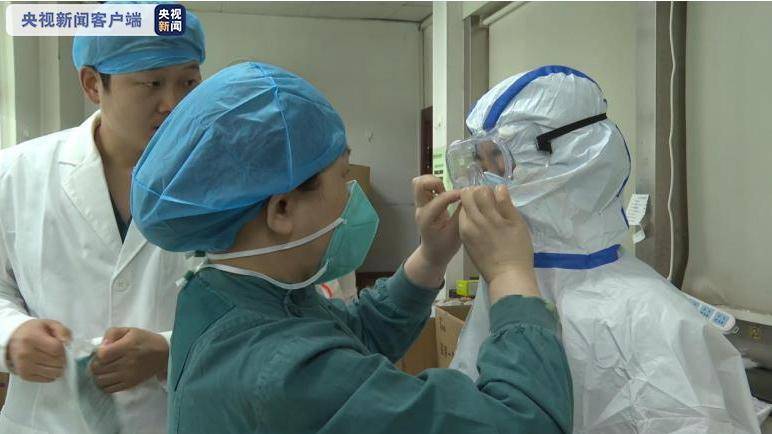 武汉疫情前线女护士自发集体剪发 理由让人鼻酸