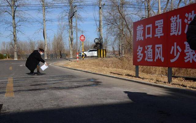 药店老板一天往返村口四次 为村里义务消毒