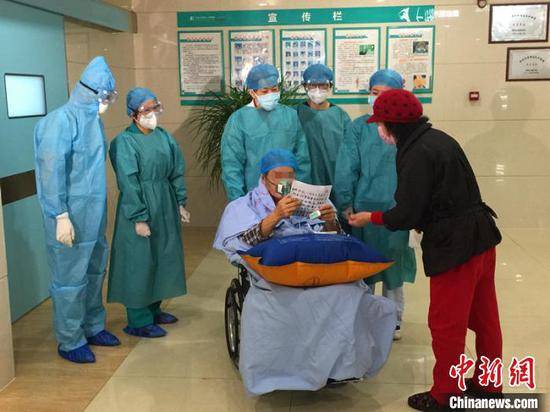 2月2日下午，黑龙江省首例新型冠状病毒引发的肺炎确诊病例转至普通病房。曹宇摄