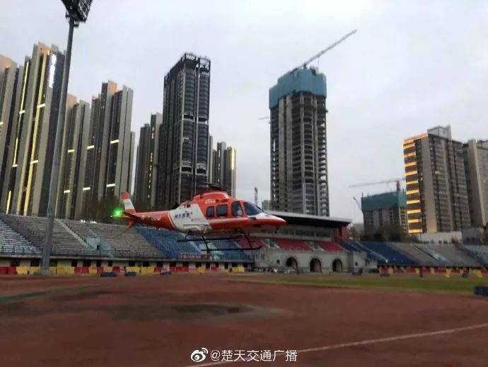 飞过武汉红会 直升机空降定向送口罩(图)