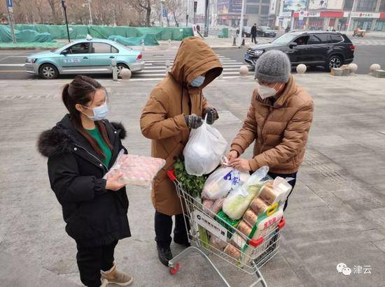 社区工作者们为武汉一家人购买新鲜食材和生活用品