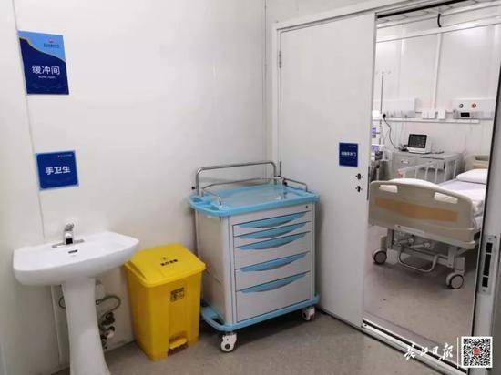 装配一新的病房房门敞开着，等待着即将入住的病人。