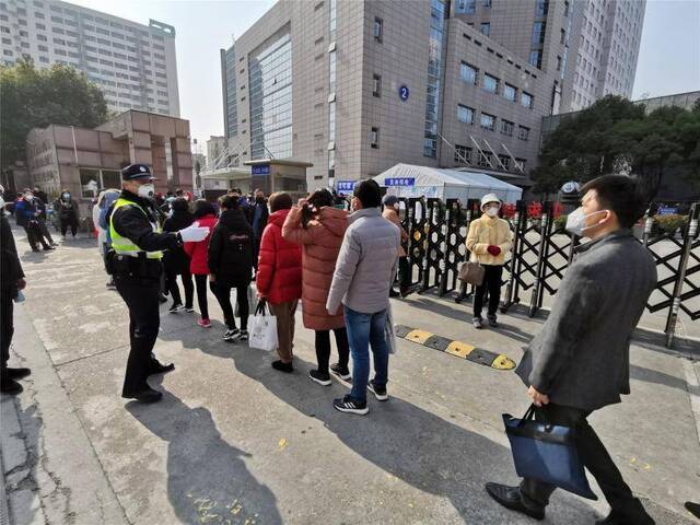 “零事故，真难得！”节后首个工作日上海道路总体通畅，医院周边有些堵