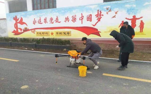 3户村民隔离在家不能出门，滕州郑寨村用无人机空投物资