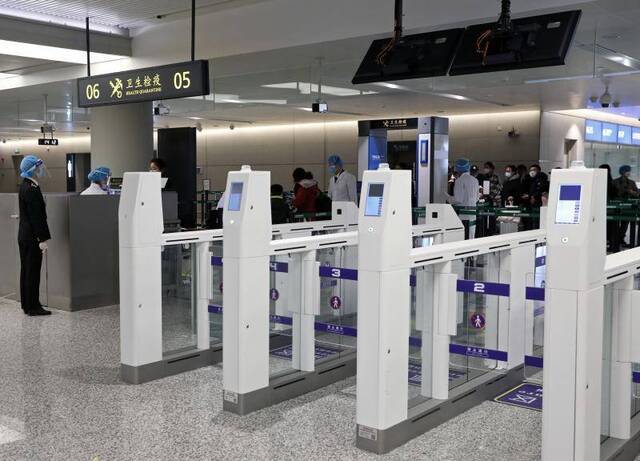 虹桥机场有4条进境旅客自助测温通道（右）暂时停用。（李茂君摄）