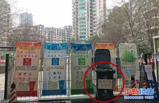 ▲武汉市某小区中的废旧口罩回收点来源：受访者供图