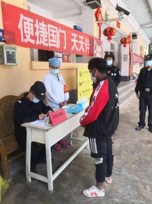 边境民警每日排查出入境边民 洒消毒液成“行走的84”