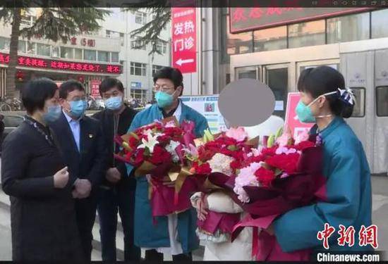 1月30日，王女士从巩义市人民医院出院图片来源：中新网
