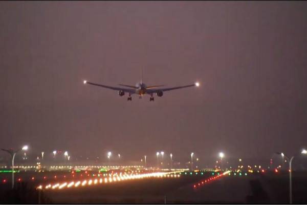 加拿大航空公司客机最终成功降落（图源：视频截图）
