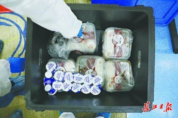 隔离点工作人员为疑似病人送来食物记者陈卓摄