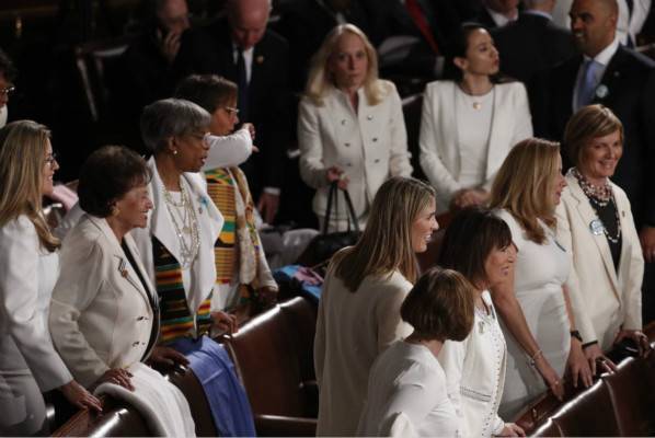 民主党女议员身着白衣出席特朗普国情咨文演讲。（图：Getty）