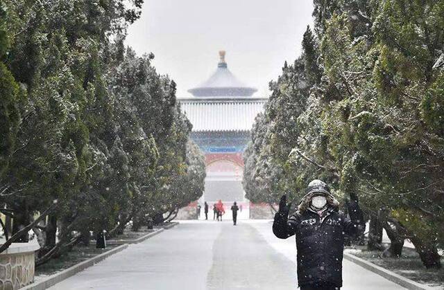 组图  戴口罩 选空场 新肺疫情下的公园健身