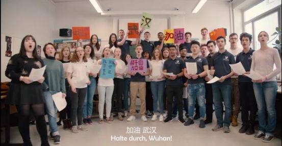 ▲德国中学生用中文演唱《让世界充满爱》。