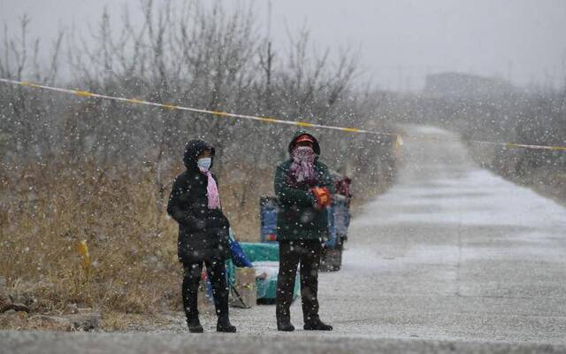 大雪中，乡村路口的防疫员们