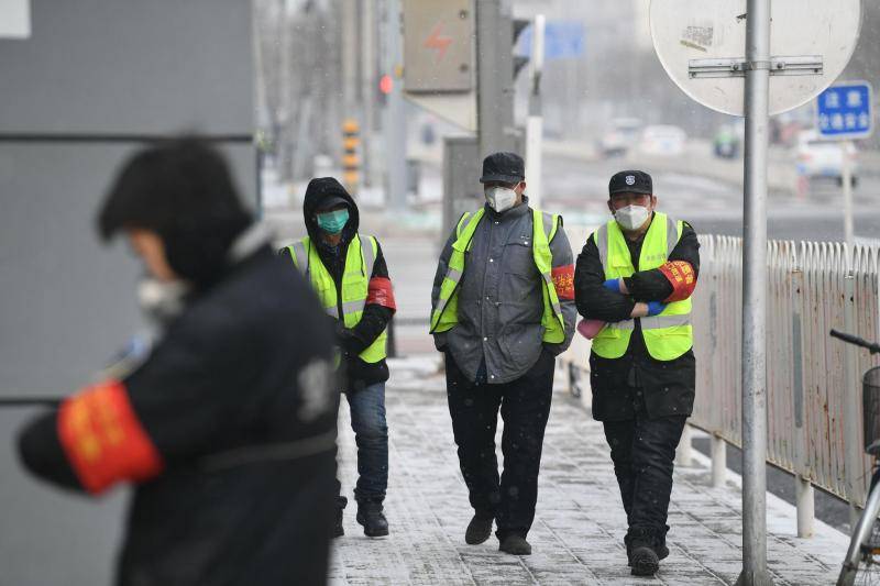 大雪中，乡村路口的防疫员们