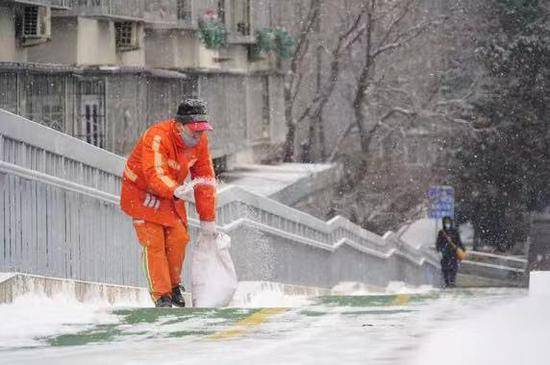 京城又飘雪花，雪中这些身影让人感动