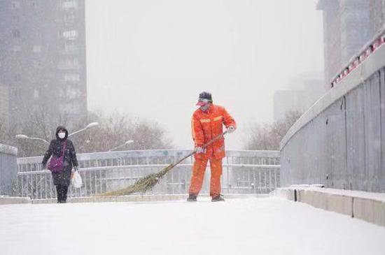 京城又飘雪花，雪中这些身影让人感动