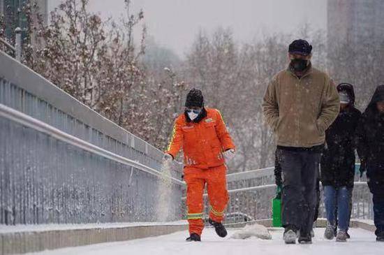 京城又飘雪花，雪中这些身影让人感动