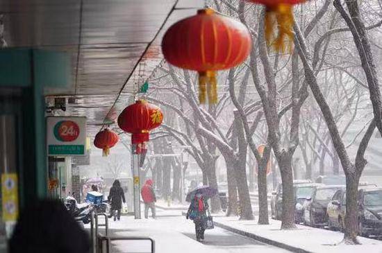 京城又飘雪花，雪中这些身影让人感动