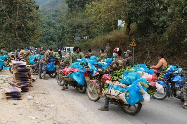 载运到公路边准备装车