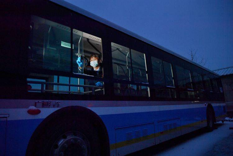 坚守防疫一线 保障北京公交正常运营 组图