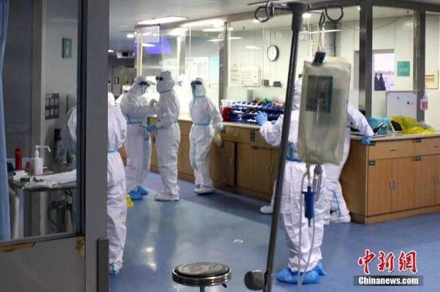 资料图：武汉大学中南医院收治新型肺炎患者。中新社记者周群峰摄