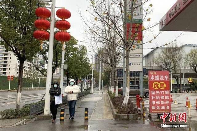 资料图：武汉市汉阳区市民戴口罩出行。中新社记者杨程晨摄