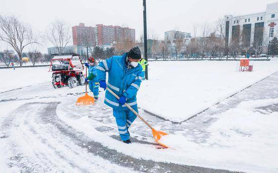 北京环卫集团平谷公司职工在世纪广场清理道路积雪。环卫集团供图