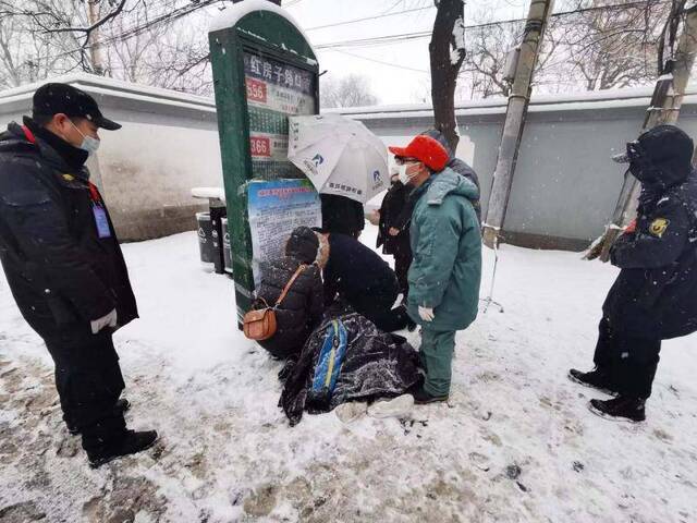 老人慢性病突发雪天晕倒站台，公交车司机路过救人