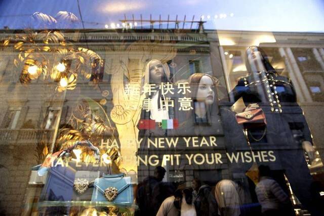 米兰时尚店门口的中文标示美联社图