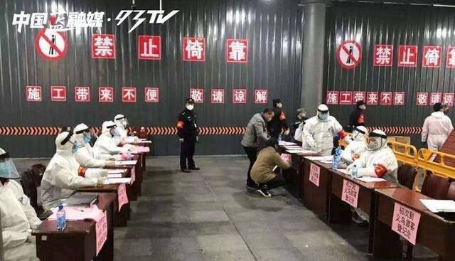 义乌火车站一组照片火了！网友: 一下火车以为到了沙特