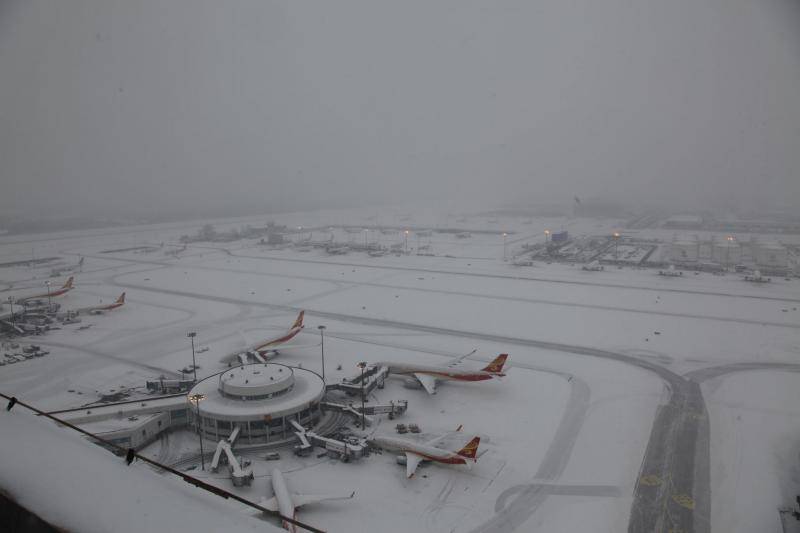 北京俩机场迎中雪， 首都机场中西跑道交替除雪