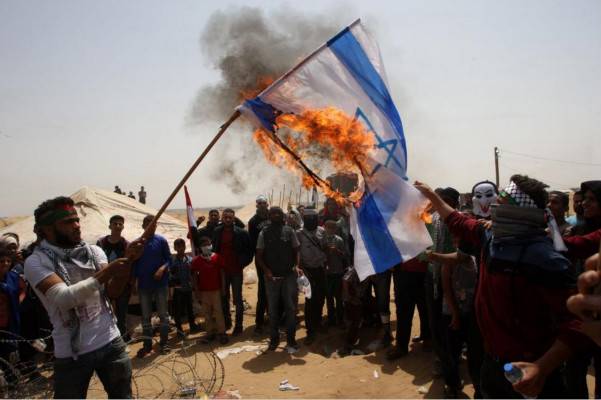 巴勒斯坦人焚烧以色列国旗抗议中东和平计划（图源：美联社）