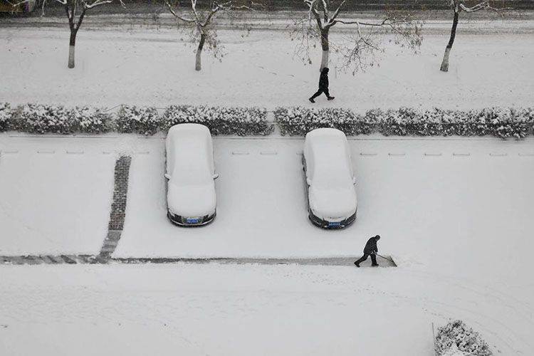 持续降雪带来道路结冰 昼夜温差大谨防感冒