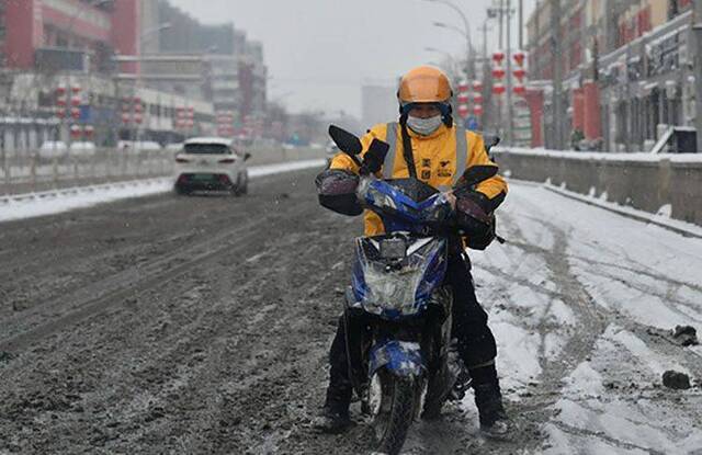 持续降雪带来道路结冰 昼夜温差大谨防感冒