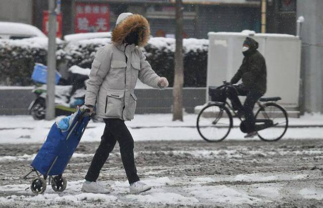 持续降雪带来道路结冰 昼夜温差大谨防感冒