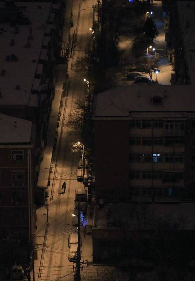 持续降雪带来道路结冰 昼夜温差大谨防感冒