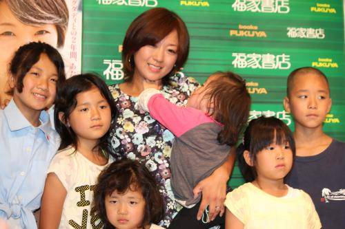 日本女艺人美奈子和她的孩子们（oricon新闻网）