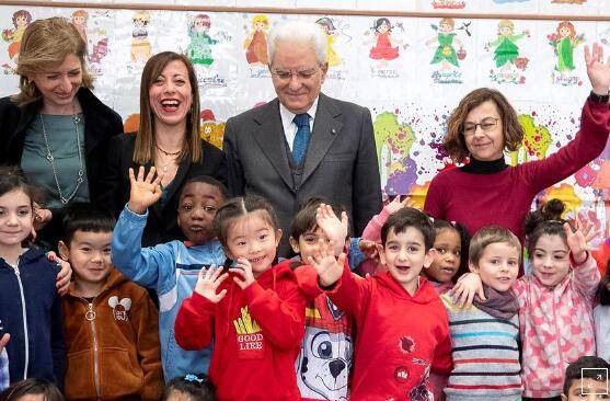 2月6日，意大利总统马塔雷拉访问一所罗马学校。图自路透社